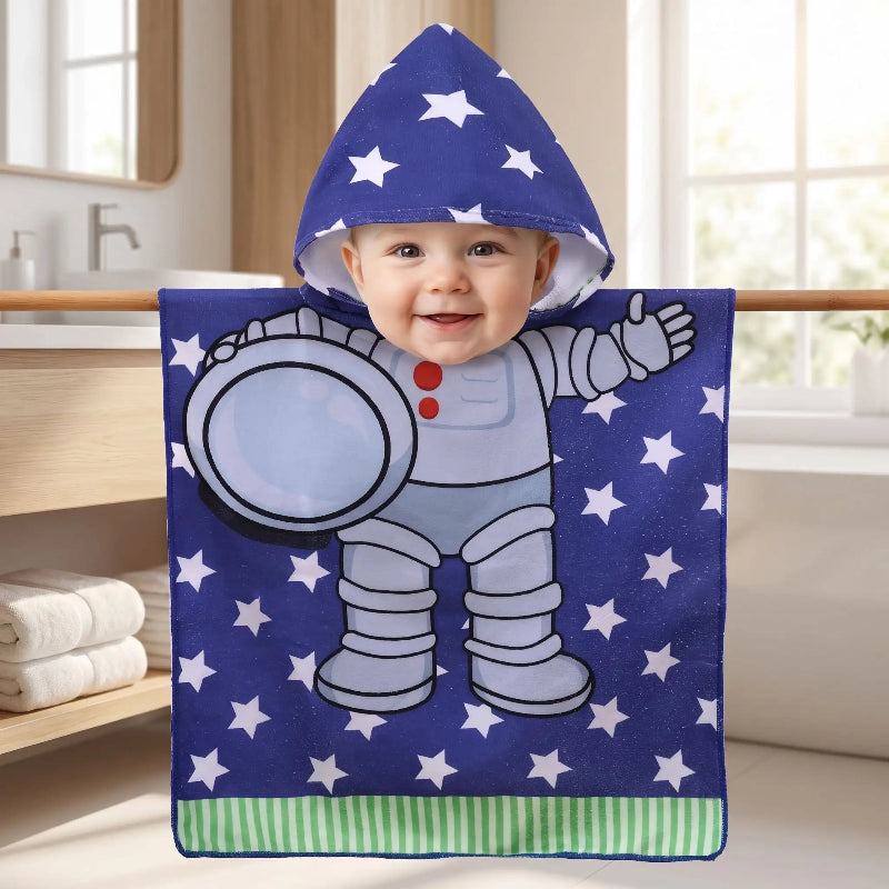 Cape de bain bebe. Bebe est couverte dans un cape confortable