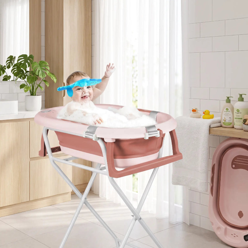 Baignoire bebe sur pied . Bebe prend son bain avec maman