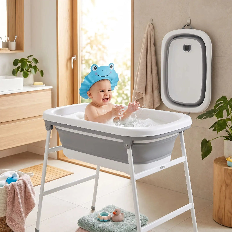 Baignoire bebe sur pied . Bebe prend son bain