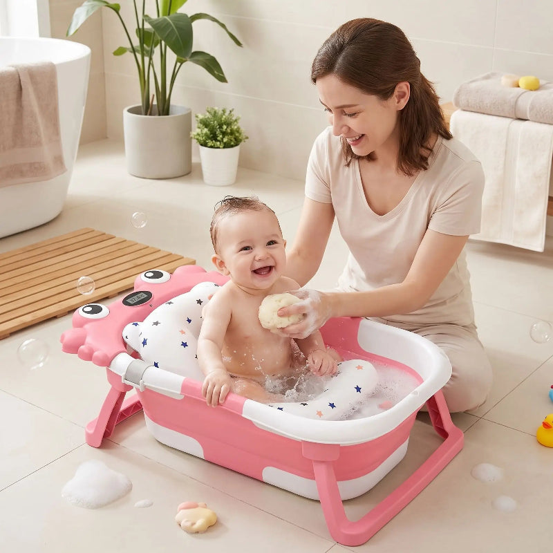 Bainoire-bébé. Bébé prends son bain en compagnie de sa maman 