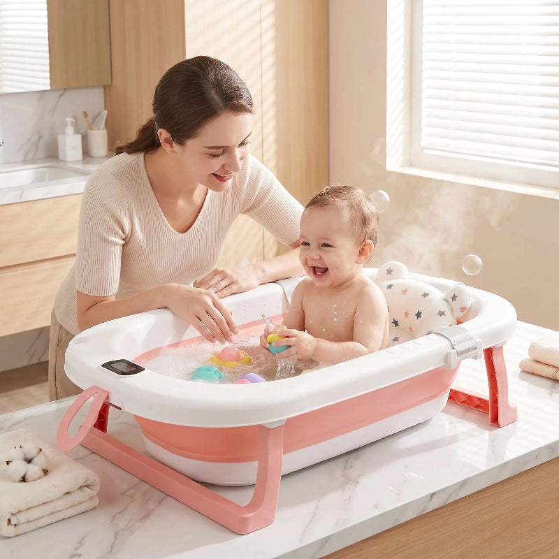 Baignoire bébé pliable. Bebe prend son bain
