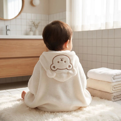 Cape de bain bebe. Bebe est recouvert de son cape de bain bebe