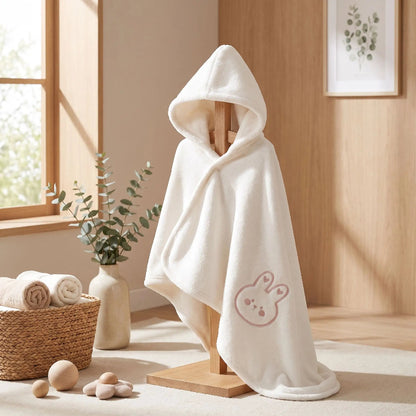 Cape de bain bebe. Mannequin qui présente l'élégance du cape de bain bebe 