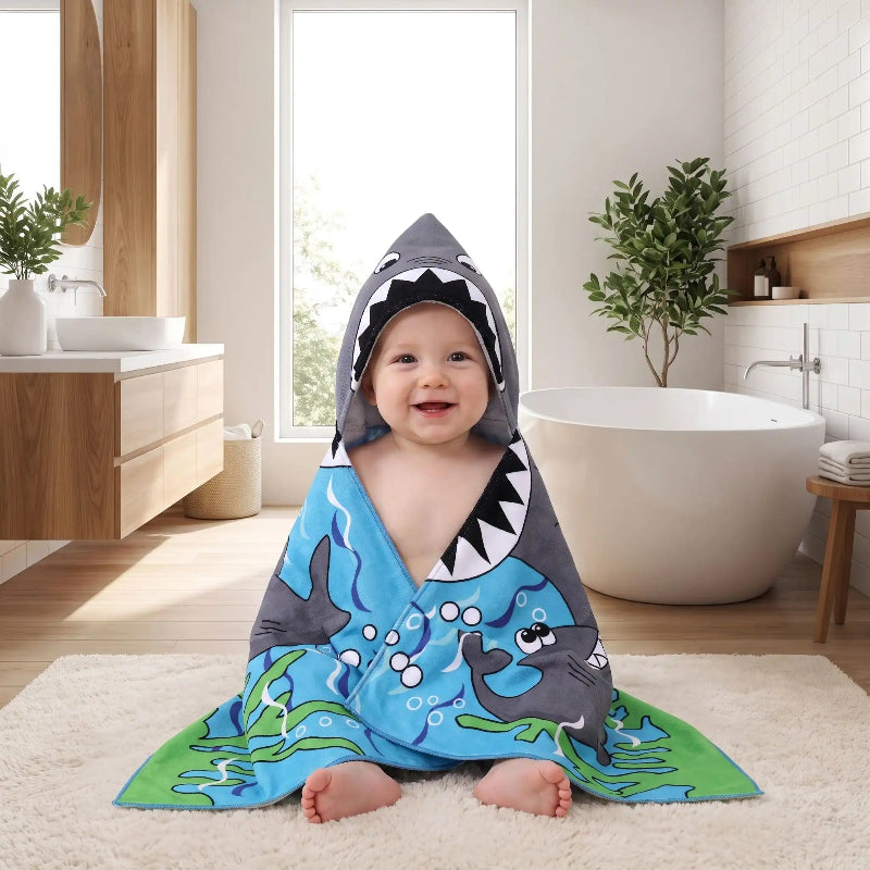 Cape de bain bebe. Bebe se sent confortable dans son cape de bain