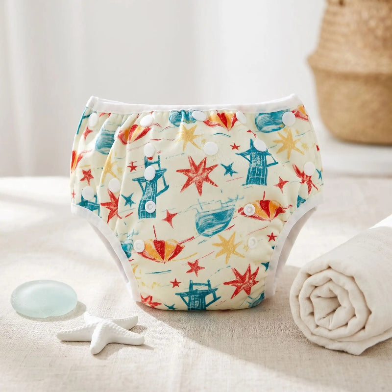 Couche de bain bébé. Bébé porte de jolie couche de bain.