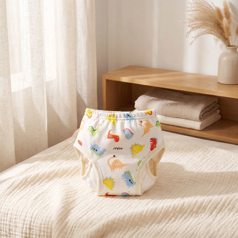 Couches bebe. Bebe a mis son jolie couche apres son bain.