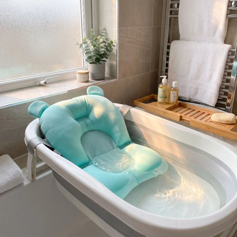 Coussin de bain. Bebe  est en securité à l'aide du coussin de bain