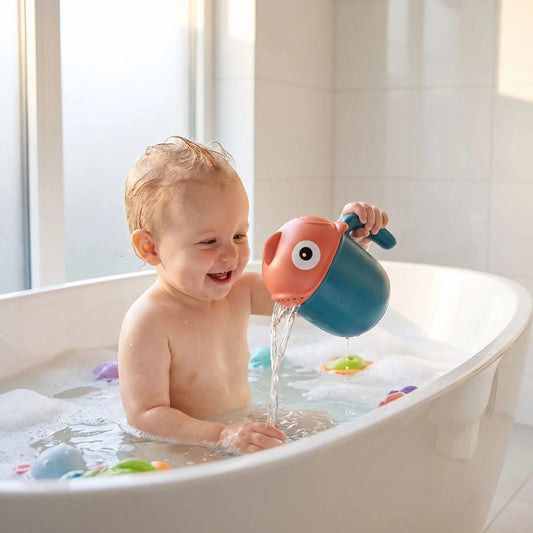 Jouet baignoire bebe. Bebe  joue avec ses jouets dans la baignoire.