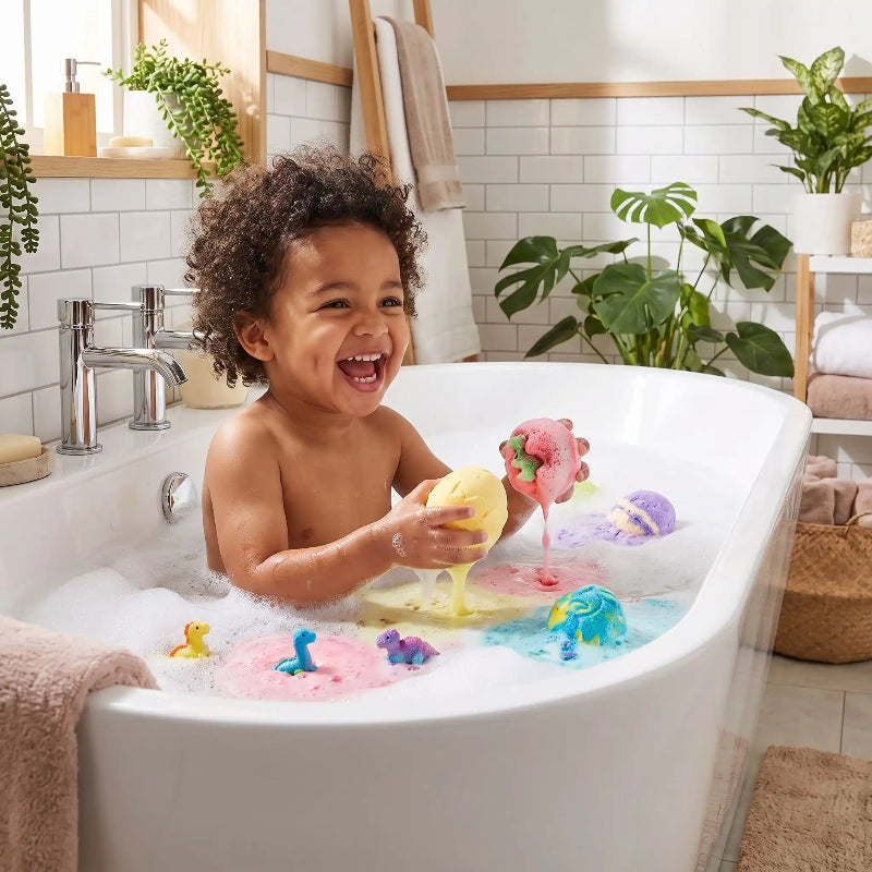 Jouet bébé pour le  bain. Bebe joue avec ses jouets