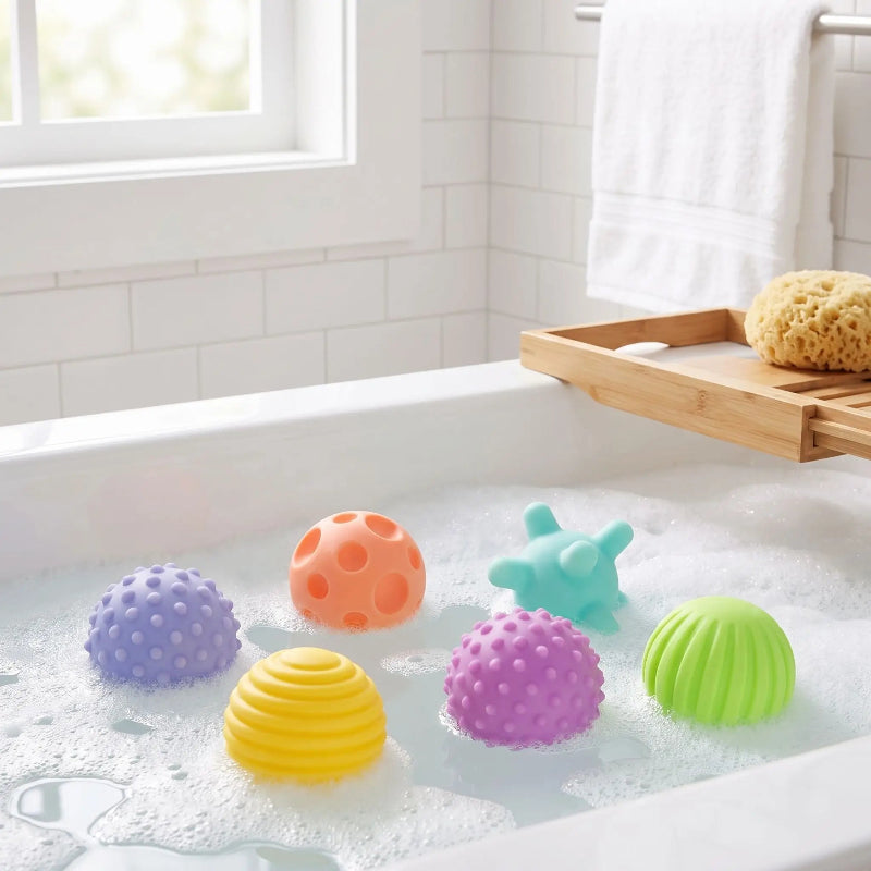 Jouets-de bain. Bébé a du plaisir dans le bain avec ces jouets de bain