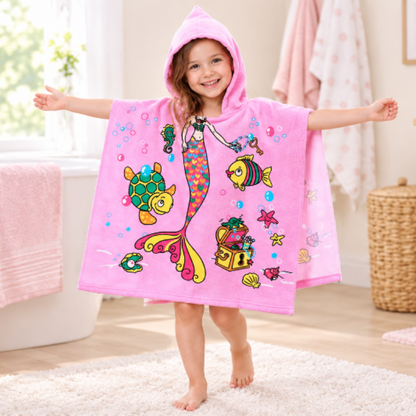 Petite fille joyeuse portant la cape de bain sirène rose