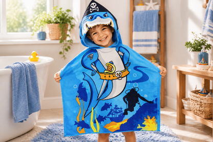 Cape de bain pour bebe. Le petit garçon porte son cape de bain