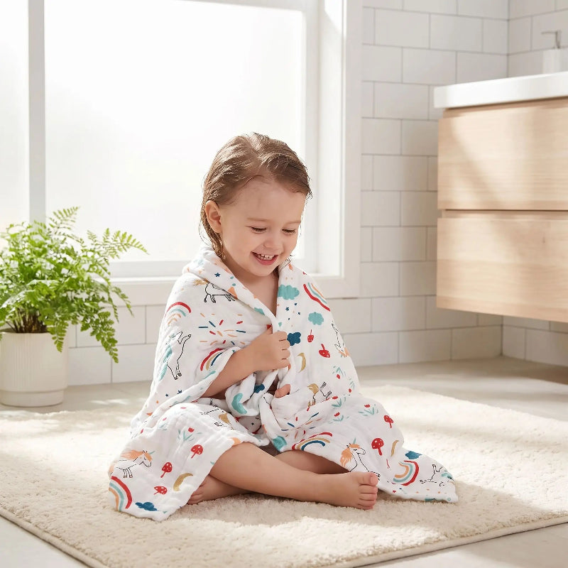 Peignoir bebe. Bebe est couvert avec un joli  peignoir après son bain