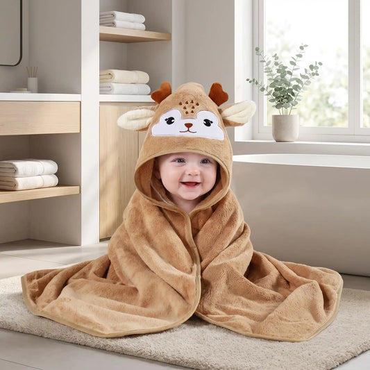 Sortie de bain bébé. Bebe est couvert dans sa sortie de bain bébé