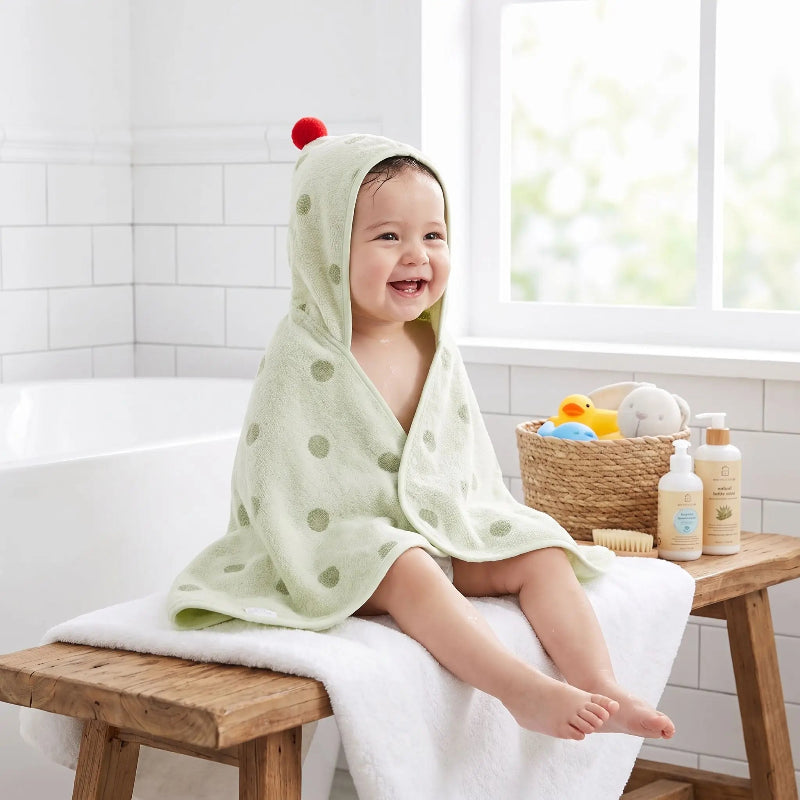 Sortie de bain bébé. Bébé est mis au chaud