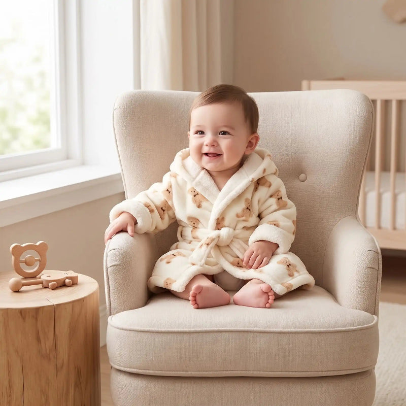 Sortie-de bain-bebe. Bebe est couvert à la sortie de bain avec ce sortie bain bebe